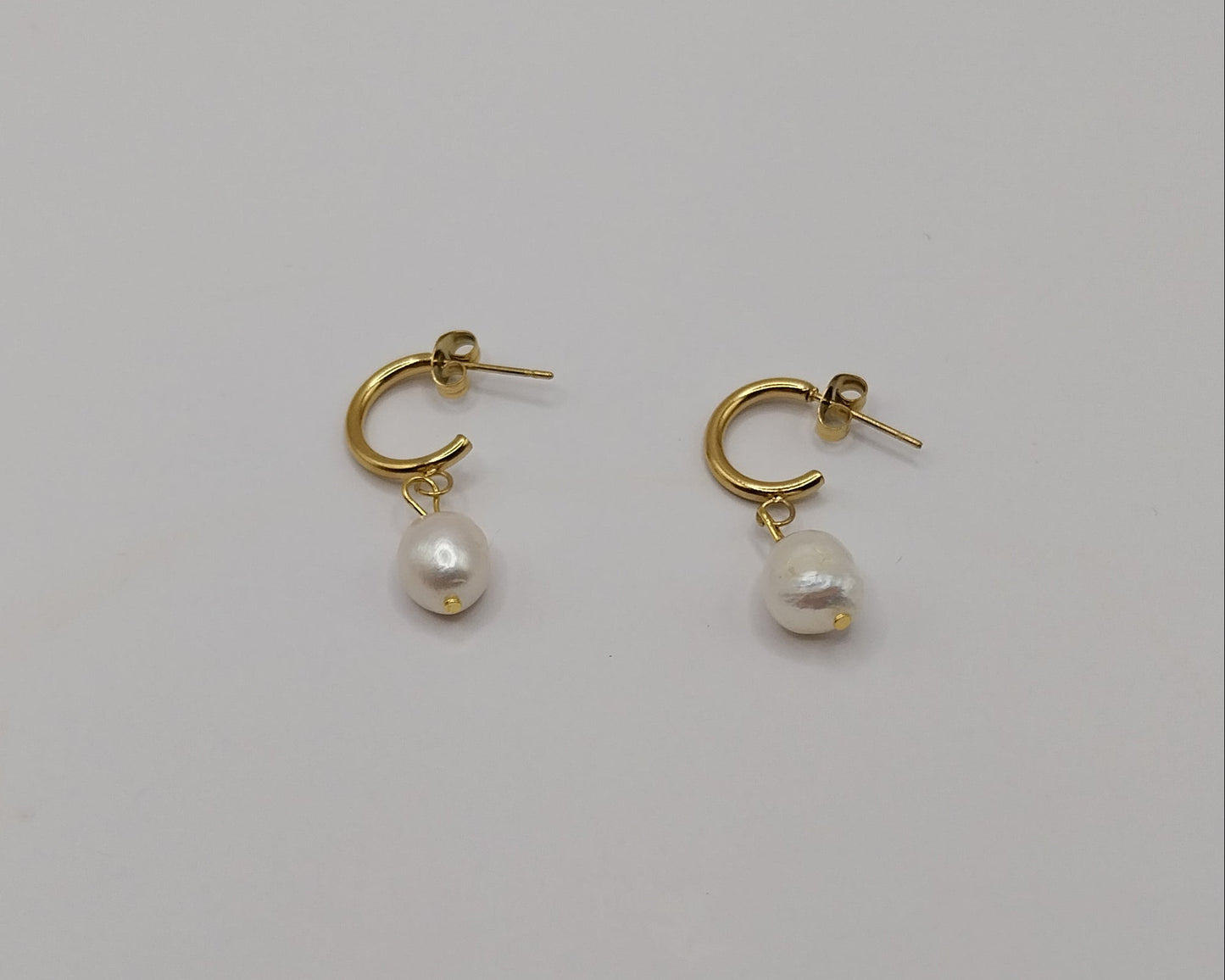 Perlen Ohrringe Gold Damen – Elegante Tropfenohrringe mit unregelmäßiger Perle | Edelstahl/Titan