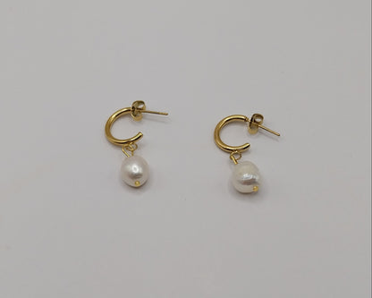Perlen Ohrringe Gold Damen – Elegante Tropfenohrringe mit unregelmäßiger Perle | Edelstahl/Titan