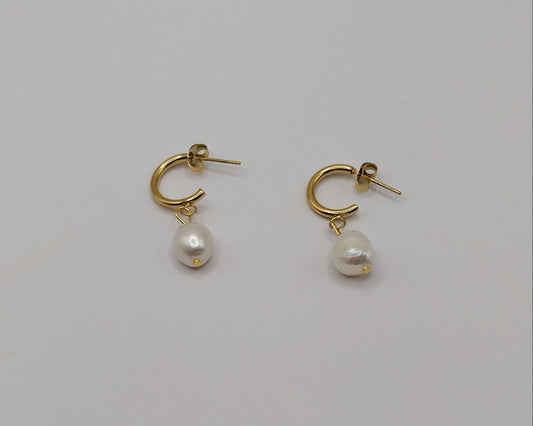 Perlen Ohrringe Gold Damen – Elegante Tropfenohrringe mit unregelmäßiger Perle | Edelstahl/Titan