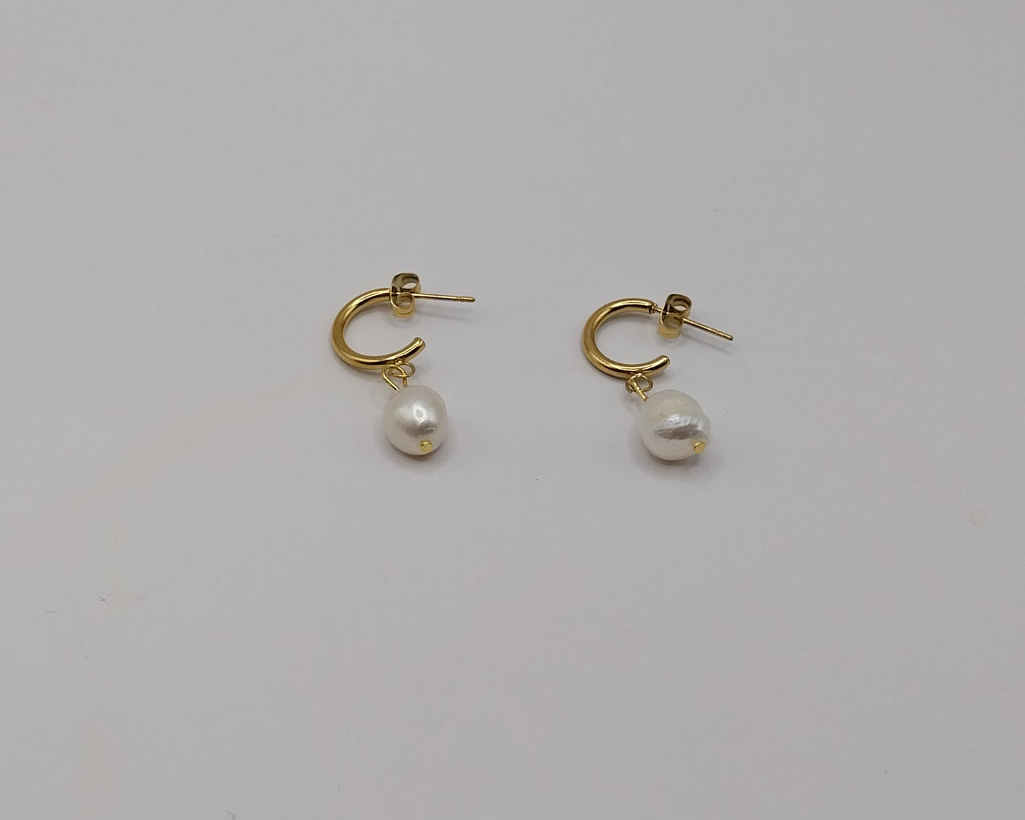 Perlen Ohrringe Gold Damen – Elegante Tropfenohrringe mit unregelmäßiger Perle | Edelstahl/Titan