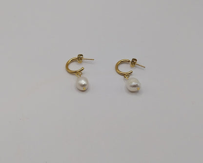 Perlen Ohrringe Gold Damen – Elegante Tropfenohrringe mit unregelmäßiger Perle | Edelstahl/Titan