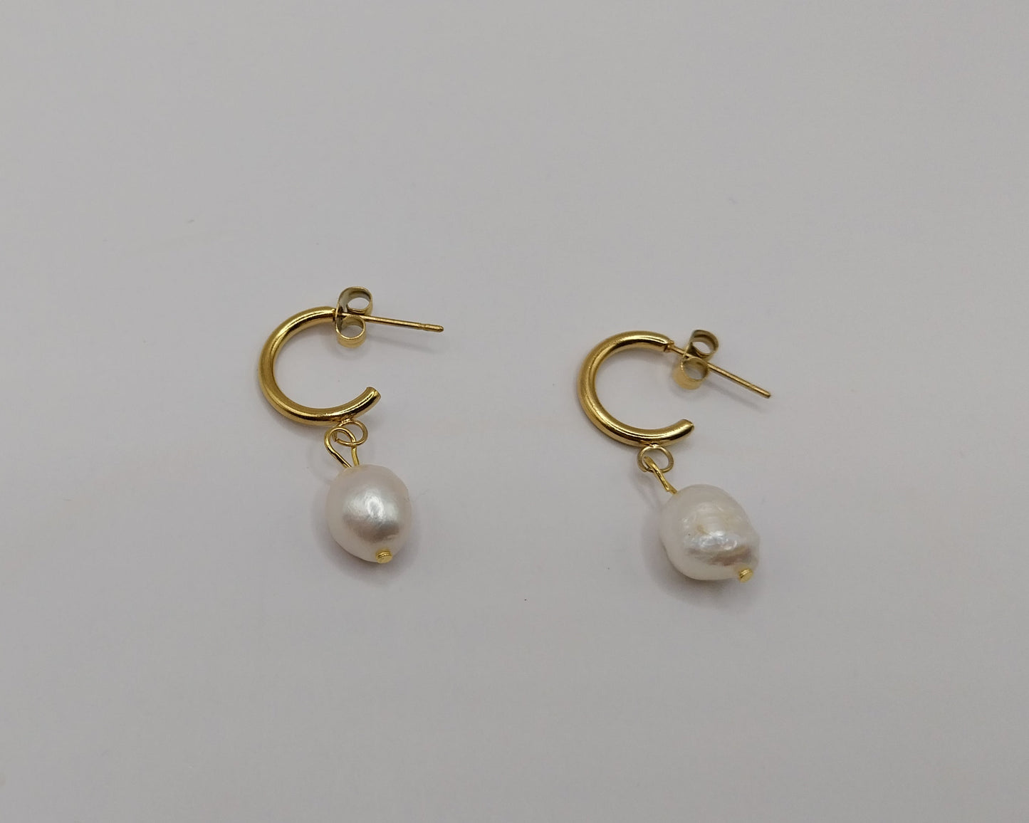 Perlen Ohrringe Gold Damen – Elegante Tropfenohrringe mit unregelmäßiger Perle | Edelstahl/Titan