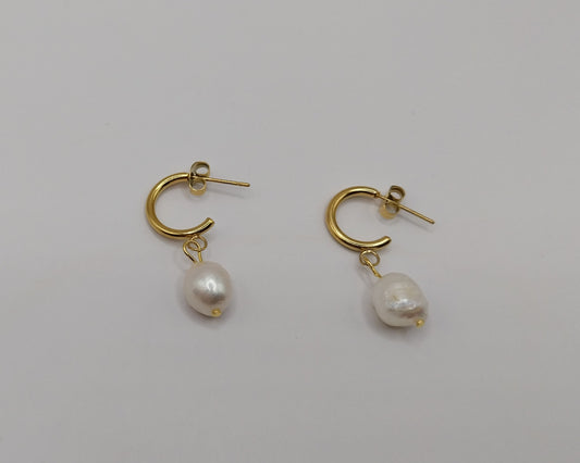 Perlen Ohrringe Gold Damen – Elegante Tropfenohrringe mit unregelmäßiger Perle | Edelstahl/Titan