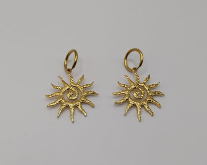 Ohrringe Damen – Sonnenwirbel Kreolen, Goldfarben & Elegant