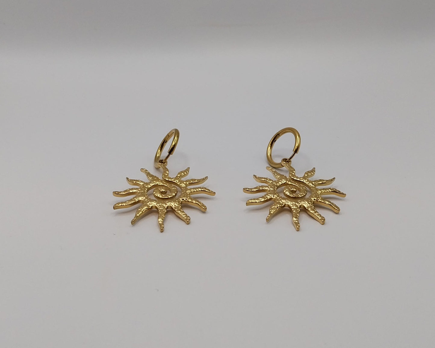 Ohrringe Damen – Sonnenwirbel Kreolen, Goldfarben & Elegant