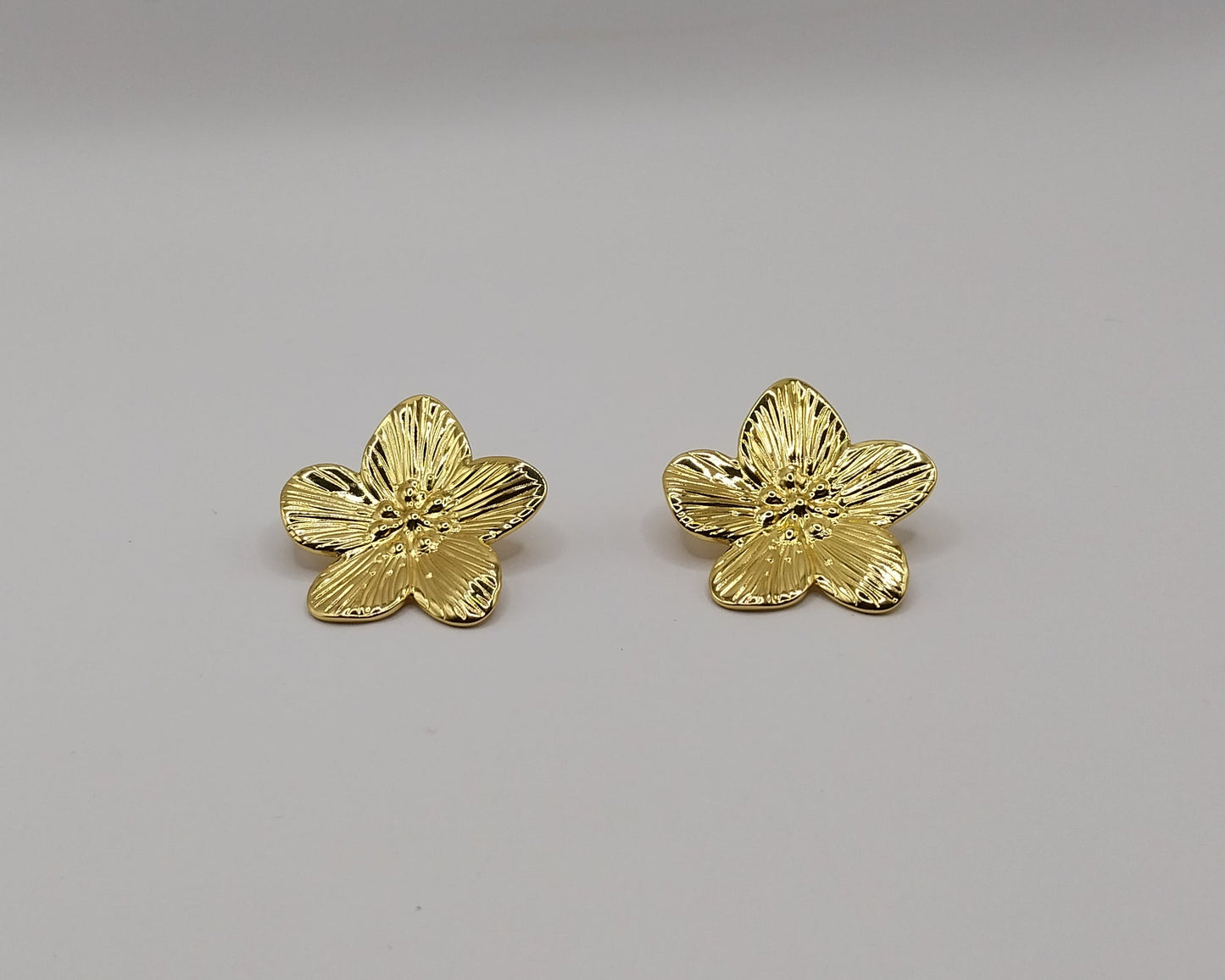 Damen Ohrringe aus Edelstahl – Goldfarbenes Blumen Design, wasserfest & langlebig