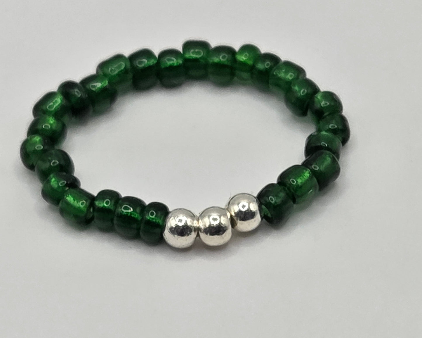 🌿 Handmade ring in dark green with silver-colored beads – simple, stylish &amp; individual