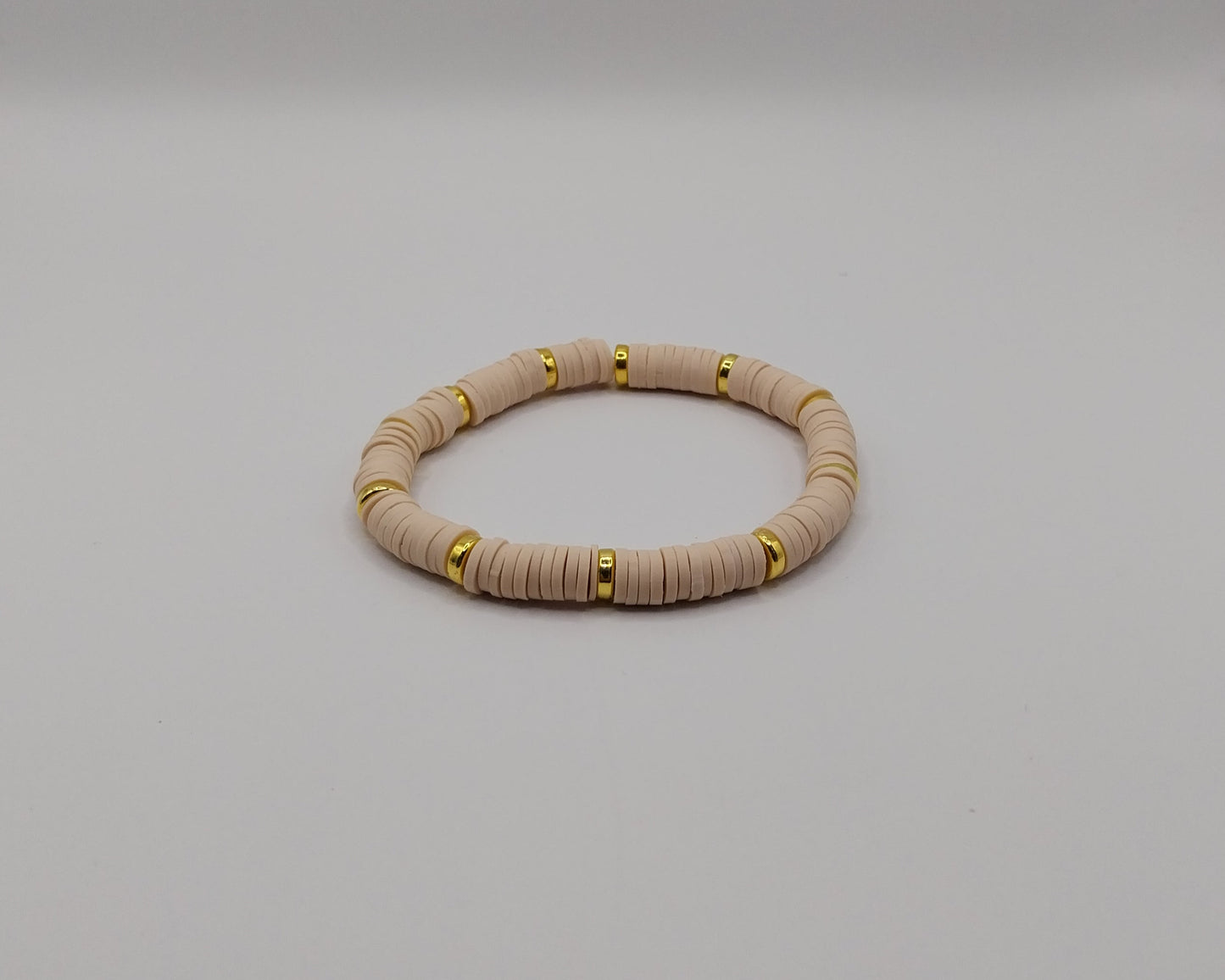 🌞 Handgemachtes Armband – Beige &amp; Gold für deinen Sommer-Look 🌞