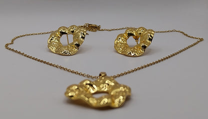 Schmuckset: Goldfarbenes Statement Design (Halskette & Ohrringe)