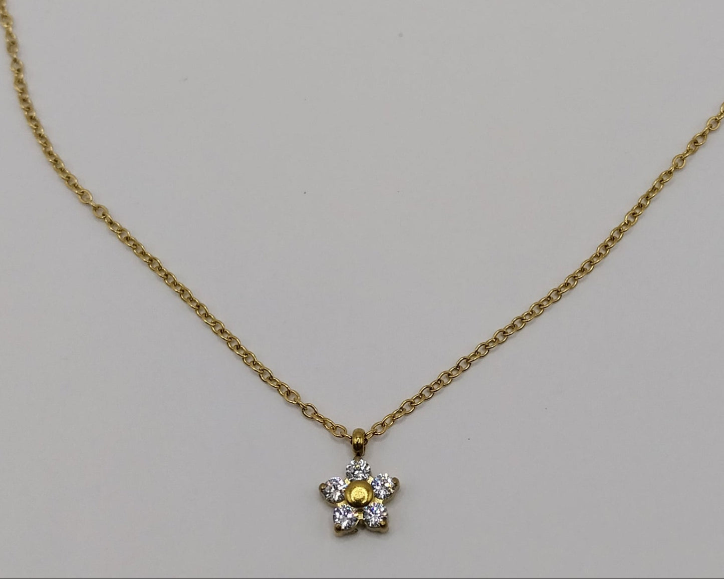 Edelstahl-Halskette mit Blumenanhänger – Goldfarben