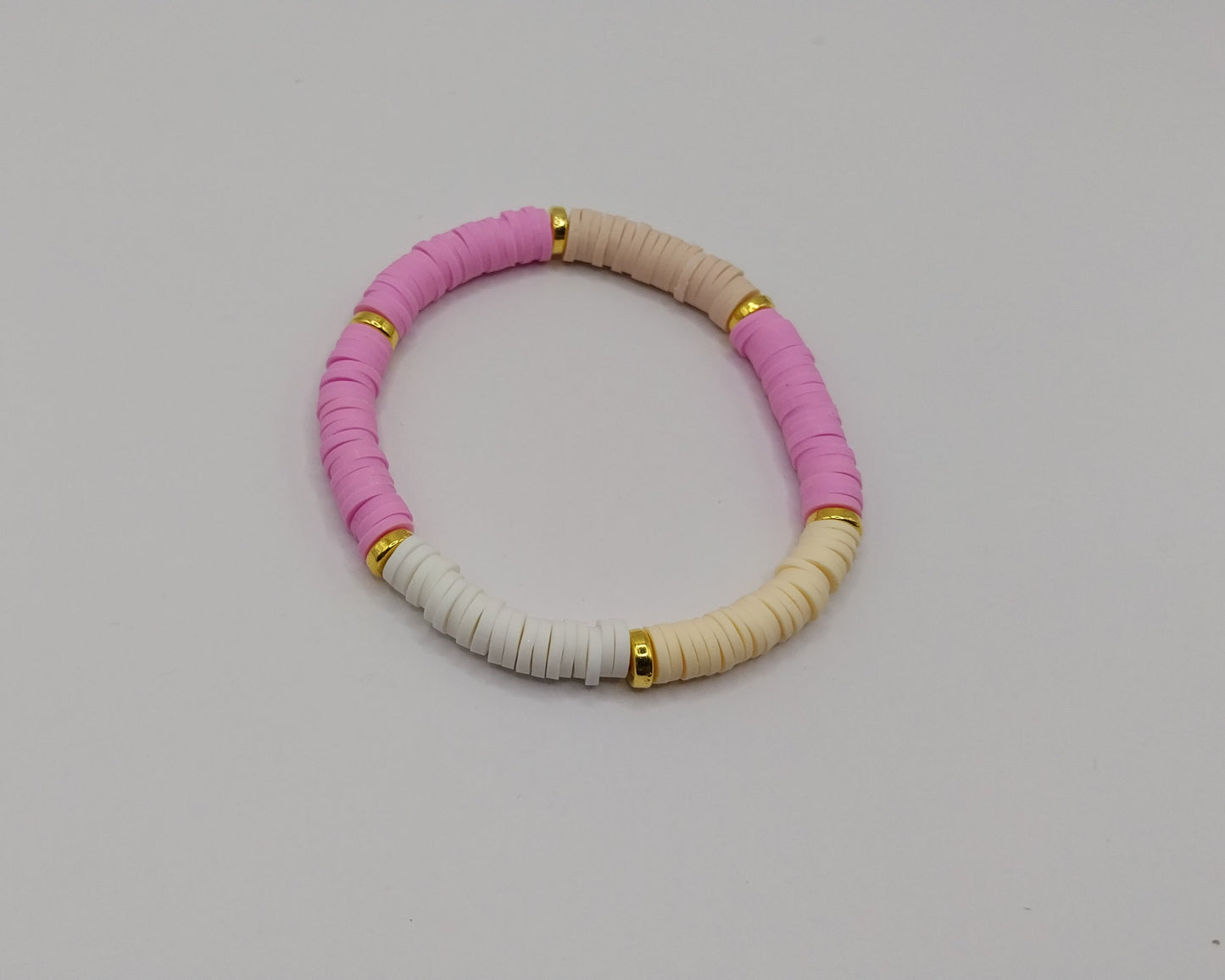 💜 Handgemachtes Armband – Lila, Weiß &amp; Beige mit goldfarbenen Details 💜