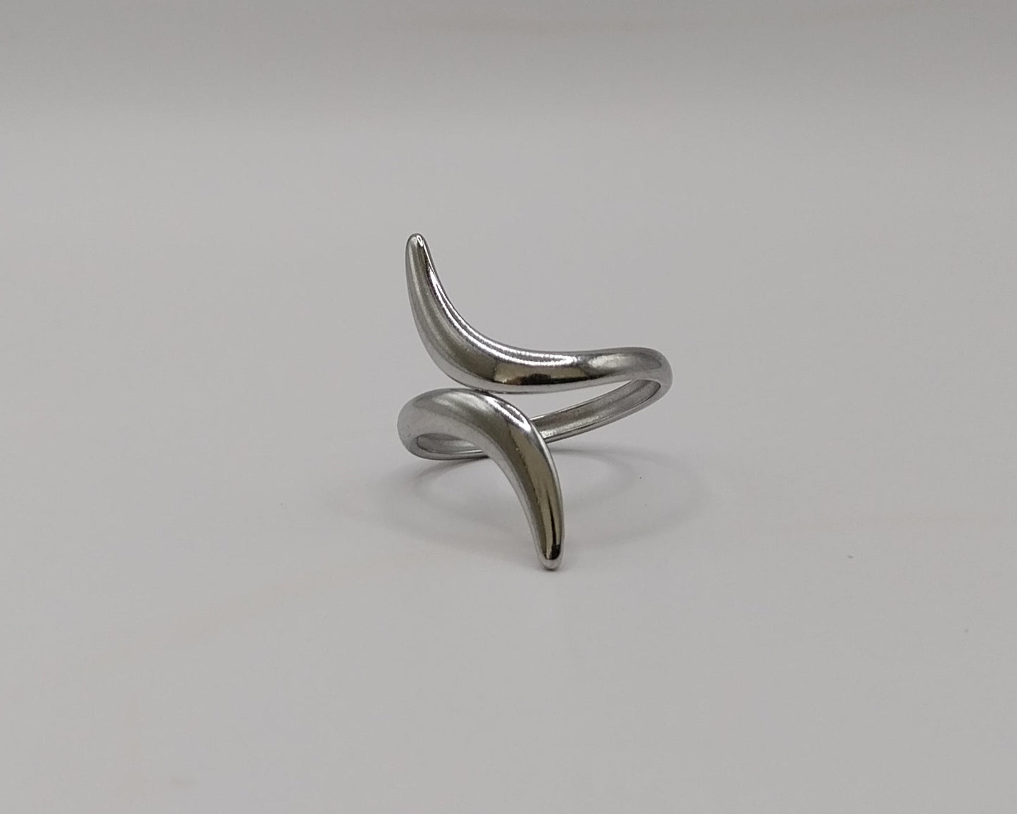 Damenring aus Edelstahl mit elegantem geometrischem Muster