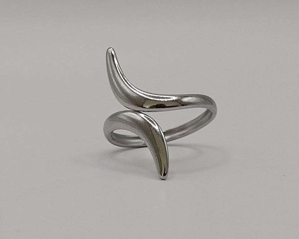 Damenring aus Edelstahl mit elegantem geometrischem Muster