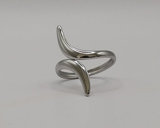 Damenring aus Edelstahl mit elegantem geometrischem Muster