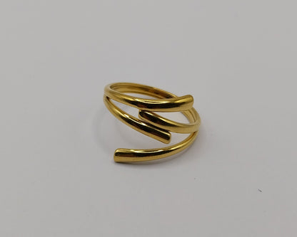 ✨ Goldfarbener Spiralring – moderner Look mit minimalistischem Twist ✨
