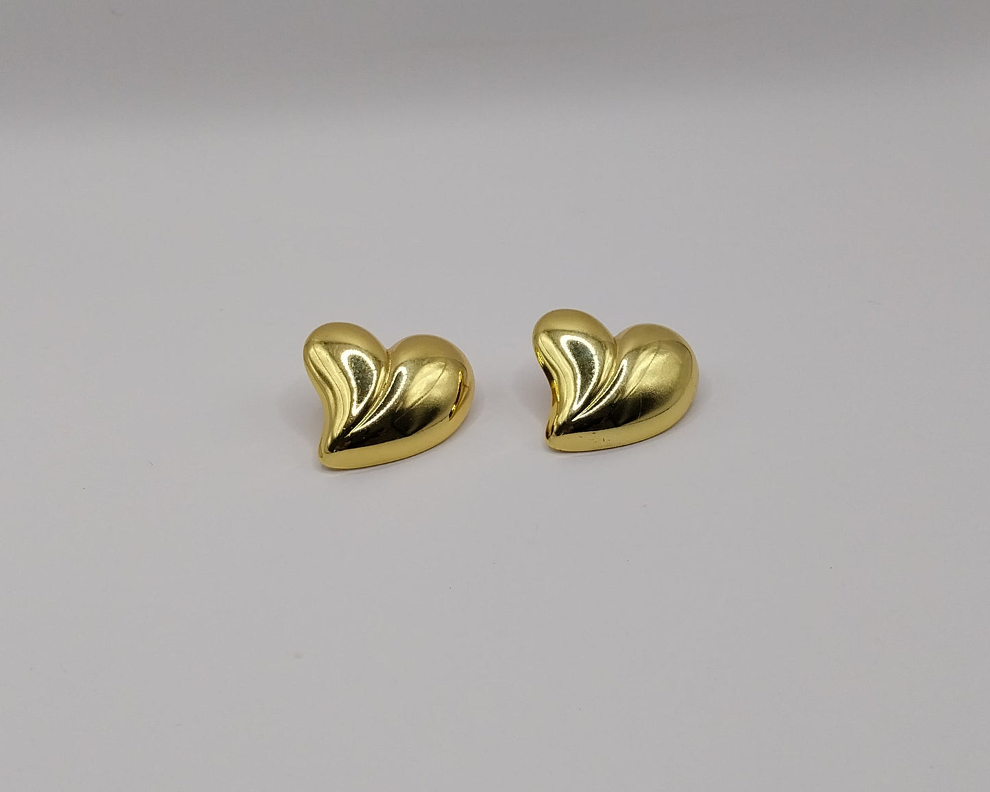Damen Ohrringe aus Edelstahl – Goldfarbenes Herz Design, wasserfest & langlebig
