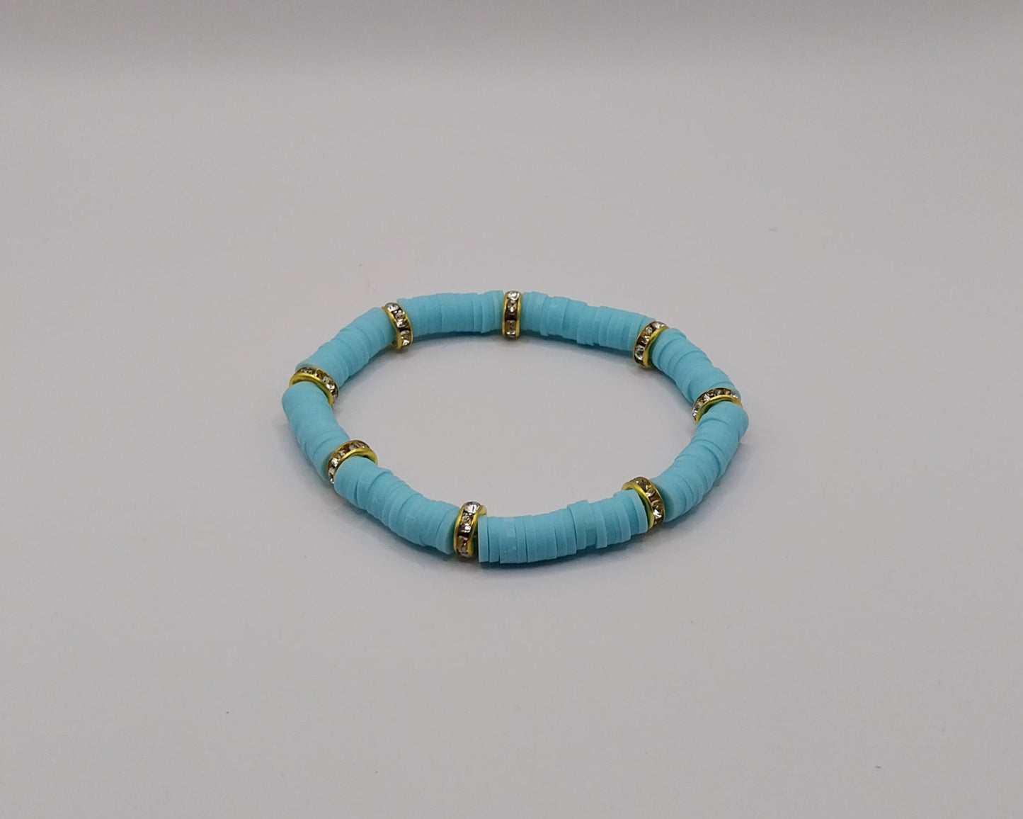 🌊 Handgemachtes Armband – Türkis mit goldfarbenen Details 🌊