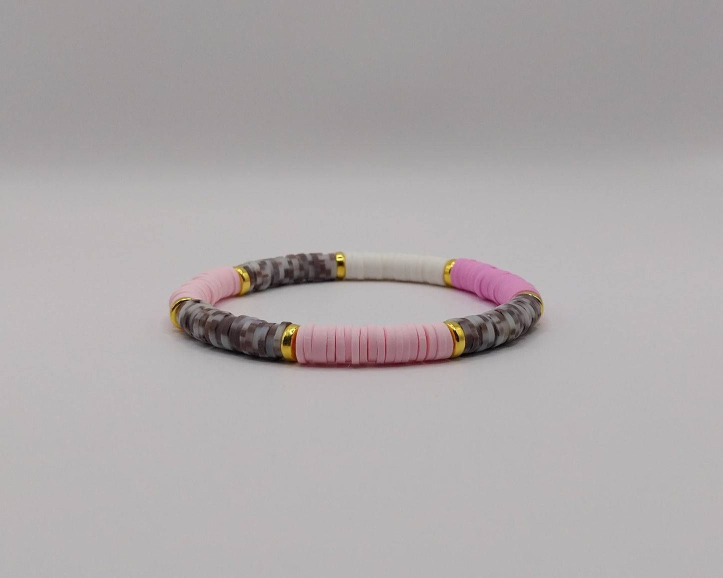 🌸 Handgemachtes Armband – Pink, Lila, Weiß &amp; Grau mit goldfarbenen Details 🌸