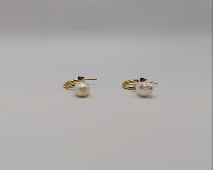 Perlen Ohrringe Gold Damen – Elegante Tropfenohrringe mit unregelmäßiger Perle | Edelstahl/Titan