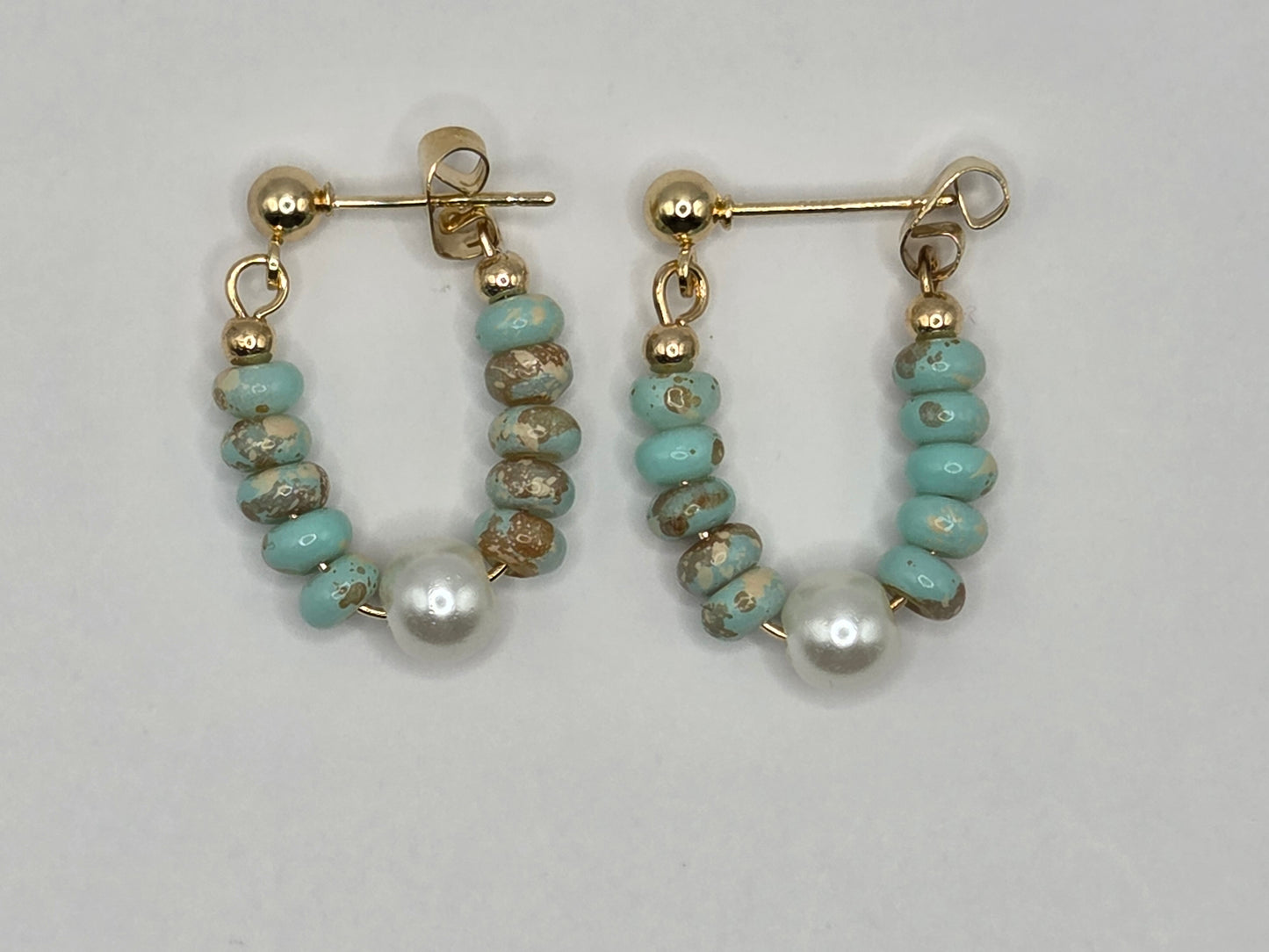 🌴 Light holiday vibes – fashionable earrings with pearls and natural stone look