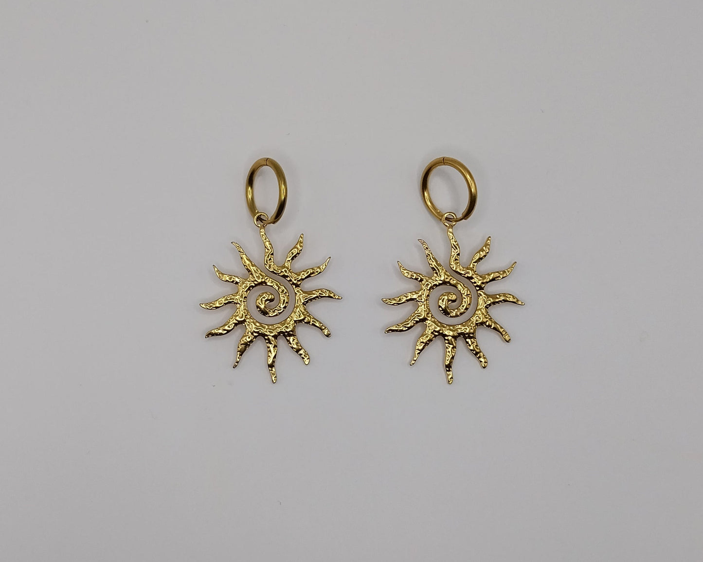 Ohrringe Damen – Sonnenwirbel Kreolen, Goldfarben & Elegant