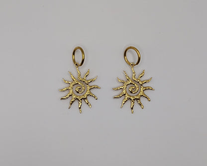 Ohrringe Damen – Sonnenwirbel Kreolen, Goldfarben & Elegant