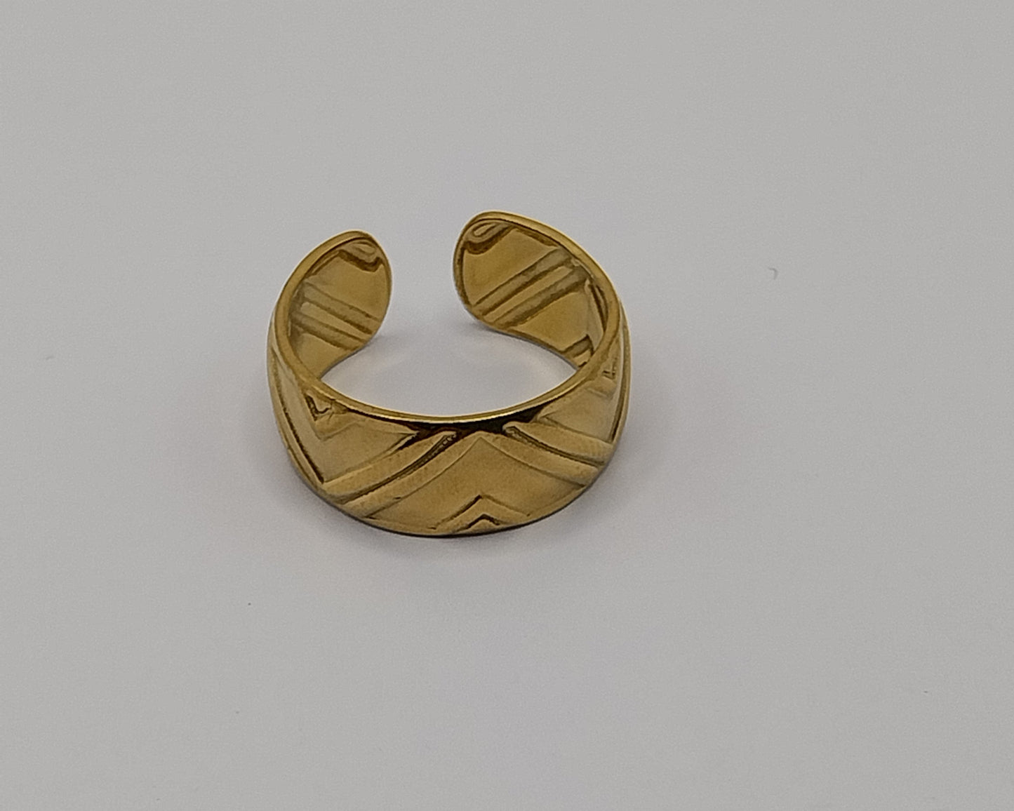 Goldfarbener Verstellbarer Ring mit Gravurdesign
