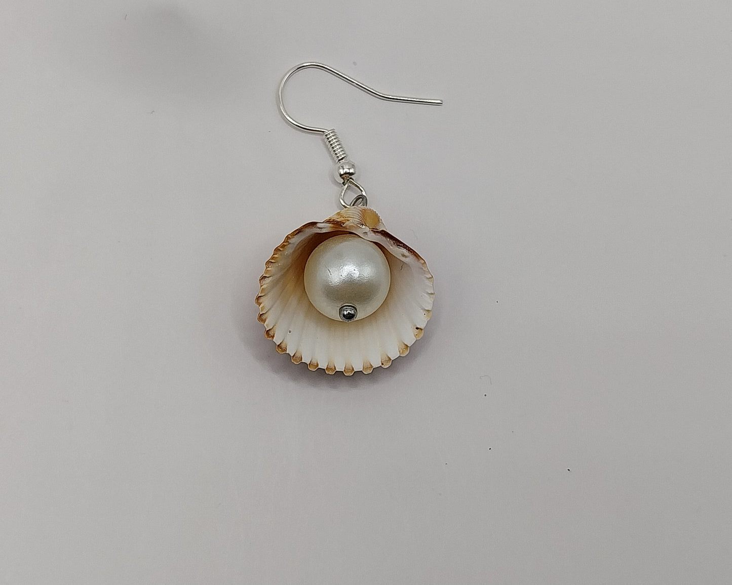 Muscheln Ohrringen mit Perle – handgemacht; natürlich schön