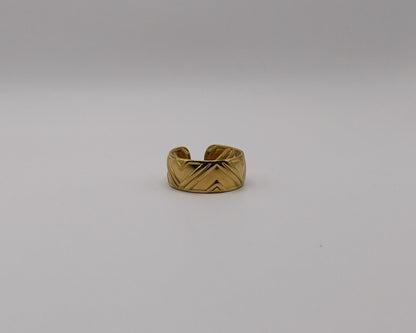 Goldfarbener Verstellbarer Ring mit Gravurdesign