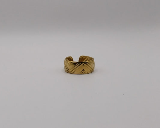 Goldfarbener Verstellbarer Ring mit Gravurdesign