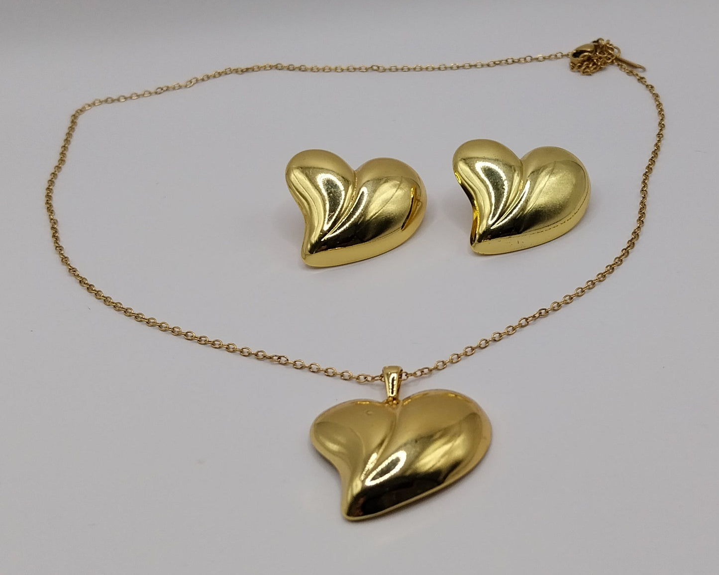 Schmuckset Damen – Goldfarbenes Herz Design (Halskette & Ohrringe)