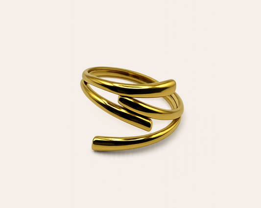 Goldfarbener Spiralring – moderner Look mit minimalistischem Twist